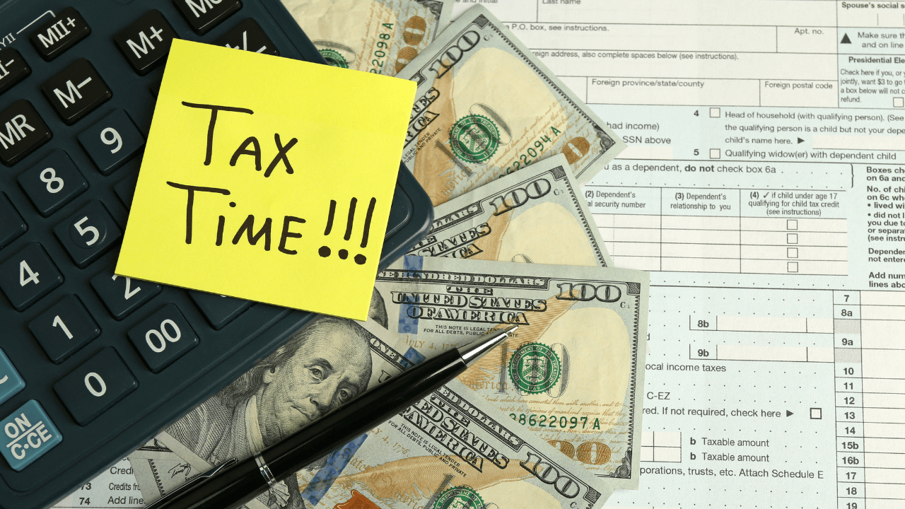 Tax professional providing State Tax Filing Services in New York